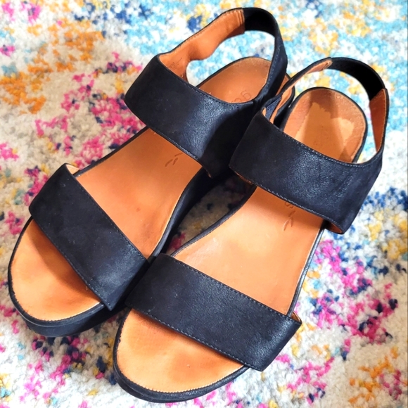 Gentle Souls By Kenneth Cole Leather 
